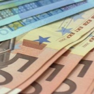 De ce sunt creditele atât de scumpe în România. Inflația, deficitul și ratingul slab de țară se văd în rate