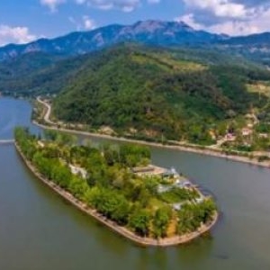 Unde se află singura insulă locuită de pe cursul unui râu din România. Ascunde şi o comoară