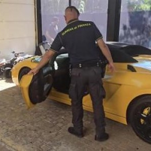 Trei români, implicați într-o fraudă de 9 milioane de euro în Italia. Și-au cumpărat case și mașini de lux