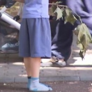 La ce vârstă ar trebui lăsați copiii singuri afară. Recomandările specialiștilor