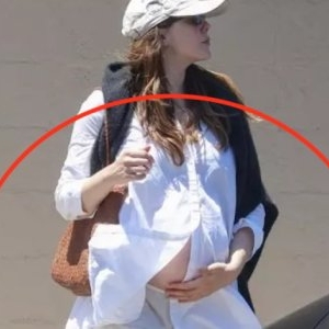 Wooow, ce veste!! Nimeni nu știa că vedeta e însărcinată, dar o adiere de vânt a dat-o de gol! I s-a ridicat cămașa și... surpriză!! Mai vine un bebe în lumea mondenă