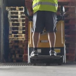 Fără diplomă de Bac, dar cu salariu de mii de lei. Domeniile care angajează tineri imediat