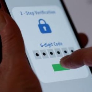 Un român se roagă de bancă să-i deblocheze contul, pentru a-i da bani unei escroace. "Nu e nicio înşelătorie"