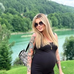 Felicităăări, femeie superbă! Vedeta noastră este ÎNSĂRCINATĂ și, surpriză URIAȘĂ, s-a căsătorit ÎN SECRET! Cine este, de fapt, soțul ei, și ce a ieșit la iveală în urmă cu puțin timp. Ce poveste de film