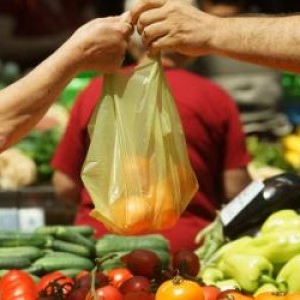 Leguma rară care se vinde la o piaţă din Sibiu. Un producător vine special din Olt