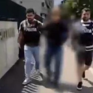 Doi ucraineni de 19 şi 20 de ani au păcălit o femeie să le dea 300.000 de lei. Cum funcţiona escrocheria