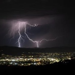 Cod portocaliu de furtuni în România. Zonele afectate de vijelii și grindină