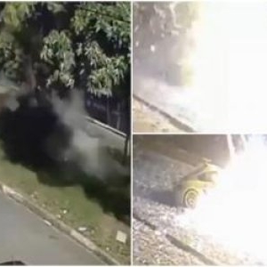 Momentul când un Porsche Cayman se izbeşte violent de un copac şi ia foc. Doi tineri au murit pe loc