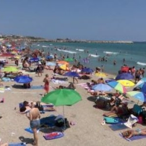 Stațiunea în care distracția pe plajă se poate termina cu amendă