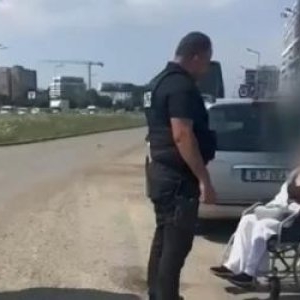 O femeie cerşea în Capitală la câţiva metri distanţă de maşina de lux a mamei ei. Ce au descoperit poliţiştii
