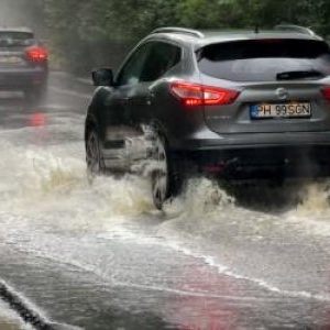 Stațiunea de pe litoral în care a izbucnit o furtună cu grindină. Turiștii au fugit de pe plajă