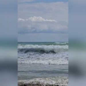 Valuri de 3 metri pe litoral şi steag roşu arborat. În ce staţiuni nu au voie să intre în mare turiştii
