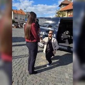 Jandarmii au oprit-o pentru un "bagaj suspect". Atunci, iubitul ei a îngenuncheat și a cerut-o de soție