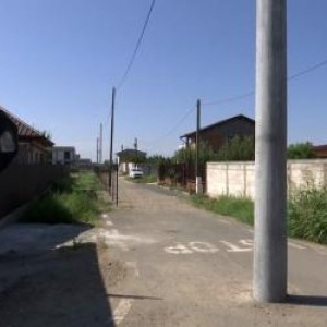 Comuna în care un stâlp de electricitate a fost montat în mijlocul soselei. Cum s-a întâmplat