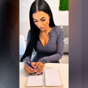 O influenceriţă a desfăcut o doză de suc cu Rolex-ul, ironizând ANAF-ul. Ce pedeapsă a primit Simona