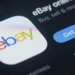 Platforma eBay, implicată într-un scandal de hărțuire: un cuplu a primit gândaci vii și coroane funerare