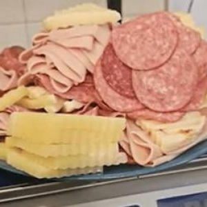 Turiști la un hotel de 4 stele din Constanța, prinși cu aproape 3 kilograme de mâncare în cameră