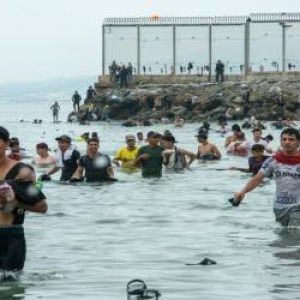 Majoritatea migranţilor care au asaltat Spania sunt bărbaţi tineri. De ce e considerat Pedro Sanchez vinovat