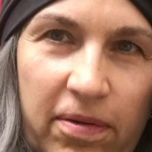 Așa arată azi fosta vedetă sexy din România! A dat aparițiile excentrice pe Biserică și Biblia i-a devenit cel mai de preț accesoriu! :o Uită-te bine la ea, îți dai seama cine e în poză? Ai văzut-o ani de zile la TV!!