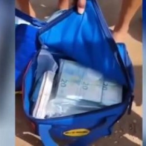 O avere a plutit până la mal. Misterul celor 700.000 de euro găsiți pe o plajă din Italia