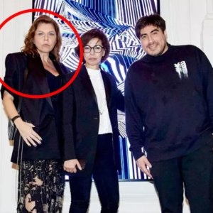 A plecat din România cu 11 milioane de dolari în cont, de la fostul soț, și și-a refăcut complet viața la Paris! Uită-te bine la poză! Îți dai seama cine e femeia din imagine?