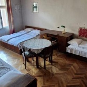 Cu cât se închiriază un apartament comunist nerenovat la Cluj pentru festival. "Dormi în pat cu Vlad Ţepeş"