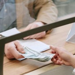 Prima bancă de la noi care permite amânarea ratelor pentru dezvoltatorii imobiliari după blocajul de la ANCPI