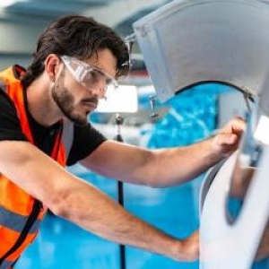 Industria care are nevoie disperată de angajaţi tineri. Nu ai nevoie de facultate pentru salarii cu şase cifre