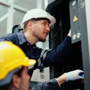 Se caută de urgenţă electricieni şi zidari. Ţara în care se plătesc salarii şi de 7.000 de euro