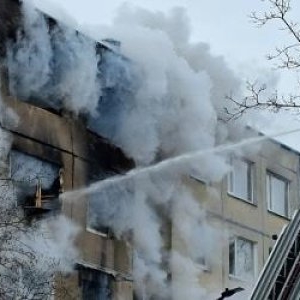 Şi-a încuiat soţul în dormitor şi a dat foc la apartament. Bărbatul, mort după ce explozia l-a aruncat pe geam