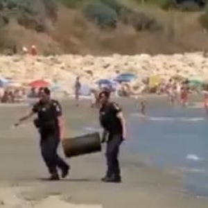 Ce era de fapt obiectul misterios adus de valuri pe plaja din Eforie. Turiştii şi-au făcut poze cu el