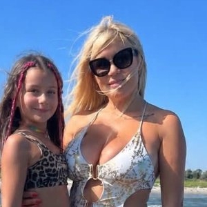 Ca pe vremuri! Elena Udrea, în cel mai decupat costum de baie, pe Litoral! A atras toate privirile alături de fiica ei, Eva, o mică fashionistă, și de Adrian Alexandrov