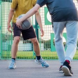 Elev din Iaşi, despăgubit de liceu cu 20.000 de euro, după ce un coleg l-a bătut