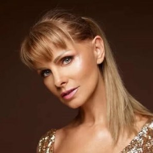 Da, așa arată azi, la 73 de ani, Anastasia Lazariuc. În haine moderne, cu ochelari de soare și șapcă, nu îi dai mai mult de 50 de ani! Doamne, ce femeie frumoasă!!