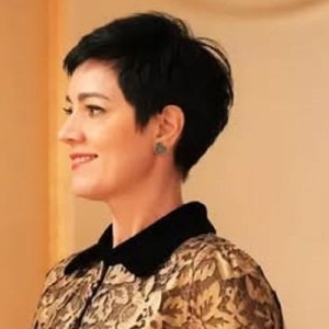 O recunoști? Este femeia care stă de 20 de ani în spatele președinților României. dar puțini știu unde s-a născut. Așa a început carieră ei
