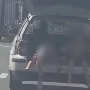 Gorjean, filmat în timp ce transporta doi copii în portbagajul maşinii cu capota ridicată. Ce amendă a primit