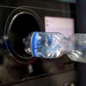 Un bărbat a reciclat peste 1 milion de PET-uri, timp de 10 ani. Câți bani a făcut