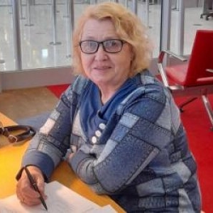 Viorica a scris ani întregi pe ascuns și a fost forţată să-și mănânce foile. Azi, românca este poetă în Franța