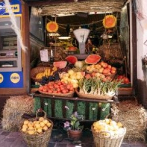 Fructul românesc cu producţie record, dar supermarketurile continuă să-l importe. În pieţe e 3,5 lei/kg