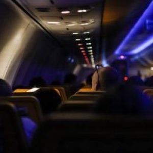 De ce luminile din avion se sting la decolare și aterizare. Motivul care ți-ar putea salva viața