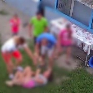 Adolescentă de 14 ani, bătută de o vecină chiar sub ochii tatălui în curtea casei din Iaşi