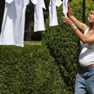 Wow, asta da surpriză!! Îndrăgita vedetă e din nou însărcinată! Vine bebe nr. 5! Uite cât de frumos a anunțat!