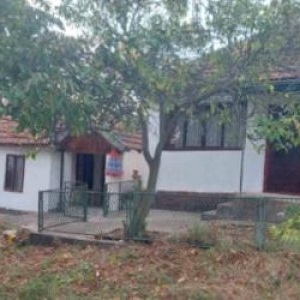 Satul în care o gospodărie cu 2 case se vinde la 15.800 €. Se află la 10 km de oraş