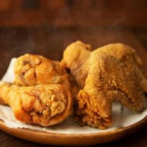 Pui prăjit gratuit pe viață de la un fast-food celebru. Condiția bizară pe care trebuie să o îndeplinești