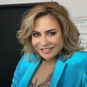 Fostul soț al Adinei Buzatu, apariție-surpriză la nunta fiicei! Socrul mic, afaceristul turc, a atras toate privirile când a intrat în biserică