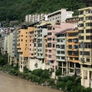 400.000 de oameni trăiesc într-un oraș lat de doar 30 m. Cum s-a construit cel mai îngust așezământ din lume
