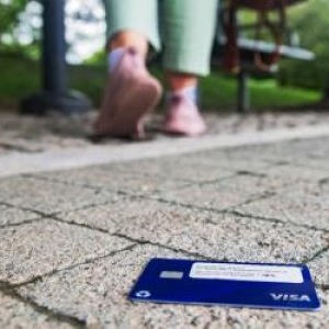Au făcut cumpărături online de 1.900 de lei cu un card găsit pe stradă, în Teiuş. Cui îi aparţineau banii