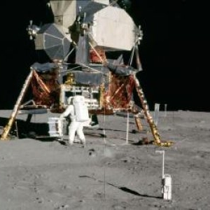 A cumpărat cu 995 de $ un obiect ajuns pe Lună, apoi l-a vândut cu 1,8 milioane. NASA a dat-o în judecată