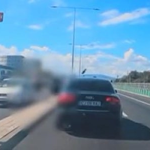 Momentul inexplicabil când un şofer coboară din maşină şi se aruncă în faţa altui vehicul pe o şosea din Cluj