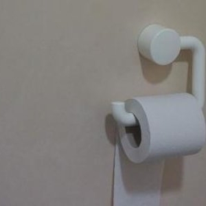 Hârtia igienică se pune cu capătul în față sau spre perete? Care este poziția corectă și de ce este recomandată
